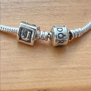 😎 Pandora J Triangular Charm